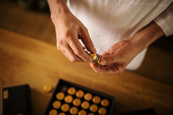 포토 JPG 손 노년 남자 실내 한명 들기 손짓 상반신 앞모습 신체부위 한의학 한국인 60대 한약 담기 한약방 한의사 청심환 노인남자한명만 국내포토 1 뷰포인트 의학 모션 사람 동양인 성인 내부 약 의사 환 남자한명만 노인남자만 파일형식