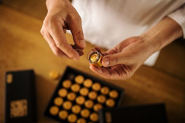 포토 JPG 손 노년 남자 실내 한명 들기 손짓 상반신 앞모습 신체부위 한의학 한국인 60대 한약 담기 한약방 한의사 청심환 노인남자한명만 국내포토 1 뷰포인트 의학 모션 사람 동양인 성인 내부 약 의사 환 남자한명만 노인남자만 파일형식