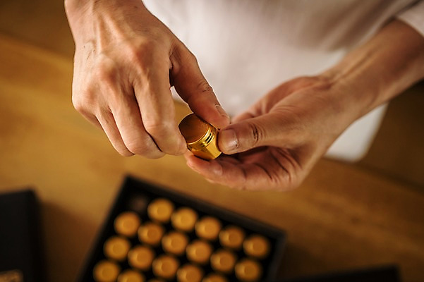 포토 JPG 손 노년 남자 실내 한명 들기 손짓 상반신 앞모습 신체부위 한의학 한국인 60대 한약 담기 한약방 한의사 청심환 노인남자한명만 국내포토 1 뷰포인트 의학 모션 사람 동양인 성인 내부 약 의사 환 남자한명만 노인남자만 파일형식