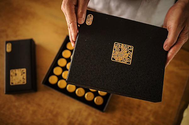 포토 JPG 손 노년 남자 포장 실내 한명 손짓 신체부위 한의학 한국인 60대 한약 한약방 한의사 청심환 노인남자한명만 국내포토 1 의학 모션 사람 동양인 성인 내부 약 의사 환 남자한명만 노인남자만 파일형식