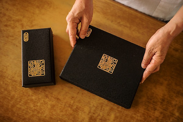 포토 JPG 손 노년 남자 포장 실내 한명 손짓 신체부위 한의학 한국인 60대 한약 한약방 한의사 청심환 노인남자한명만 국내포토 1 의학 모션 사람 동양인 성인 내부 약 의사 환 남자한명만 노인남자만 파일형식