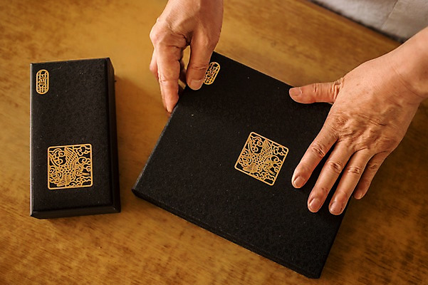 포토 JPG 손 노년 남자 포장 실내 한명 손짓 신체부위 한의학 한국인 60대 한약 한약방 한의사 청심환 노인남자한명만 국내포토 1 의학 모션 사람 동양인 성인 내부 약 의사 환 남자한명만 노인남자만 파일형식