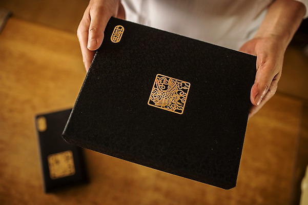 포토 JPG 손 노년 남자 포장 실내 한명 손짓 신체부위 한의학 한국인 60대 한약 한약방 한의사 청심환 노인남자한명만 국내포토 1 의학 모션 사람 동양인 성인 내부 약 의사 환 남자한명만 노인남자만 파일형식