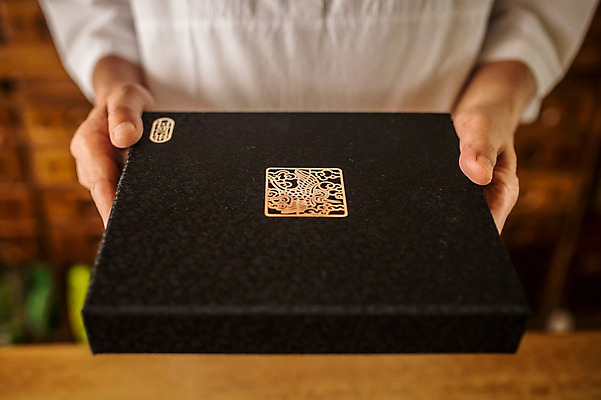 포토 JPG 손 노년 남자 실내 한명 들기 손짓 상반신 앞모습 신체부위 한의학 한국인 60대 한약방 한의사 청심환 노인남자한명만 국내포토 1 뷰포인트 의학 모션 사람 동양인 성인 내부 의사 환 남자한명만 노인남자만 파일형식