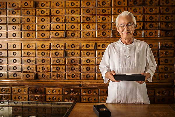 포토 JPG 노년 남자 실내 한명 서기 들기 상반신 앞모습 한의학 한국인 60대 한약방 한의사 청심환 한약장 노인남자한명만 국내포토 1 뷰포인트 의학 모션 사람 동양인 성인 내부 의사 서랍장 환 남자한명만 노인남자만 파일형식
