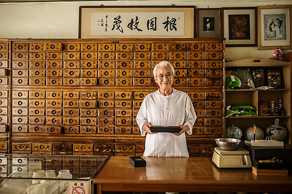 포토 JPG 노년 남자 실내 한명 서기 들기 상반신 앞모습 한의학 한국인 60대 한약방 한의사 청심환 한약장 노인남자한명만 국내포토 1 뷰포인트 의학 모션 사람 동양인 성인 내부 의사 서랍장 환 남자한명만 노인남자만 파일형식