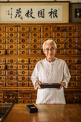 포토 JPG 노년 남자 실내 한명 서기 들기 상반신 앞모습 한의학 한국인 60대 한약방 한의사 청심환 한약장 노인남자한명만 국내포토 1 뷰포인트 의학 모션 사람 동양인 성인 내부 의사 서랍장 환 남자한명만 노인남자만 파일형식