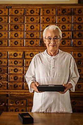 포토 JPG 노년 남자 실내 한명 서기 들기 상반신 앞모습 한의학 한국인 60대 한약방 한의사 청심환 한약장 노인남자한명만 국내포토 1 뷰포인트 의학 모션 사람 동양인 성인 내부 의사 서랍장 환 남자한명만 노인남자만 파일형식