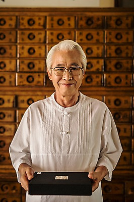 포토 JPG 노년 남자 실내 한명 서기 미소 들기 상반신 앞모습 한의학 한국인 60대 한약방 한의사 청심환 한약장 노인남자한명만 국내포토 1 뷰포인트 의학 모션 표정 사람 동양인 성인 내부 의사 서랍장 환 남자한명만 노인남자만 파일형식