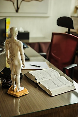 포토 JPG 인체모형 사람없음 아웃포커스 책 한의학 책상 한의원 진료실 국내포토 가구 의학 촬영기법 병원 모형 진료 파일형식