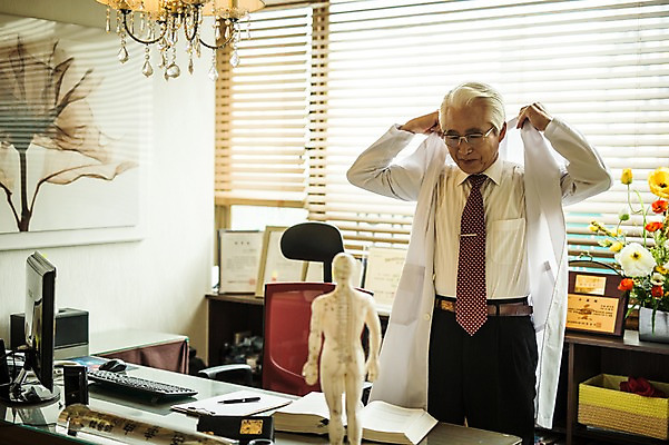 포토 JPG 노년 남자 창문 실내 한명 서기 상반신 앞모습 한의학 한국인 의사가운 블라인드 60대 책상 옷입기 한의원 한의사 진료실 노인남자한명만 국내포토 1 뷰포인트 가구 의학 모션 병원 사람 동양인 성인 내부 진료 의사 가운 커튼 남자한명만 노인남자만 파일형식