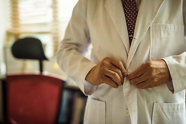 포토 JPG 노년 남자 실내 한명 서기 상반신 앞모습 한의학 한국인 의사가운 60대 옷입기 한의원 한의사 단추잠그기 진료실 노인남자한명만 국내포토 1 뷰포인트 의학 모션 병원 사람 동양인 성인 내부 진료 의사 가운 남자한명만 노인남자만 파일형식