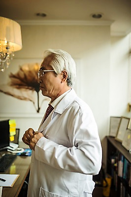 포토 JPG 노년 남자 실내 한명 서기 상반신 옆모습 한의학 한국인 의사가운 60대 옷입기 한의원 한의사 단추잠그기 진료실 노인남자한명만 국내포토 1 뷰포인트 의학 모션 병원 사람 동양인 성인 내부 진료 의사 가운 남자한명만 노인남자만 파일형식