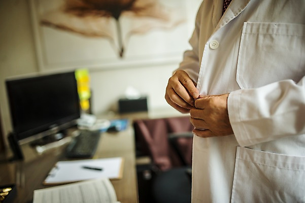 포토 JPG 노년 남자 실내 한명 서기 상반신 옆모습 한의학 한국인 의사가운 60대 책상 옷입기 한의원 한의사 단추잠그기 진료실 노인남자한명만 국내포토 1 뷰포인트 가구 의학 모션 병원 사람 동양인 성인 내부 진료 의사 가운 남자한명만 노인남자만 파일형식