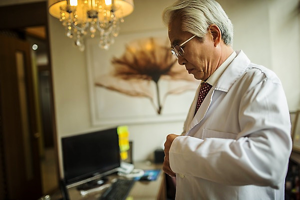 포토 JPG 노년 남자 실내 한명 서기 상반신 옆모습 한의학 한국인 의사가운 60대 옷입기 한의원 한의사 단추잠그기 진료실 노인남자한명만 국내포토 1 뷰포인트 의학 모션 병원 사람 동양인 성인 내부 진료 의사 가운 남자한명만 노인남자만 파일형식