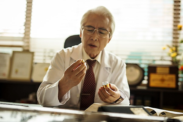 포토 JPG 노년 남자 창문 실내 한명 들기 앉기 상반신 앞모습 한의학 한국인 의사가운 블라인드 60대 책상 한의원 한의사 진료실 청심환 노인남자한명만 국내포토 1 뷰포인트 가구 의학 모션 병원 사람 동양인 성인 내부 진료 의사 가운 커튼 환 남자한명만 노인남자만 파일형식