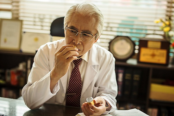 포토 JPG 노년 남자 실내 한명 들기 앉기 상반신 앞모습 아웃포커스 한의학 한국인 의사가운 60대 책상 냄새 한의원 한의사 진료실 청심환 노인남자한명만 국내포토 1 뷰포인트 가구 의학 모션 촬영기법 병원 사람 동양인 성인 내부 진료 의사 가운 환 남자한명만 노인남자만 파일형식