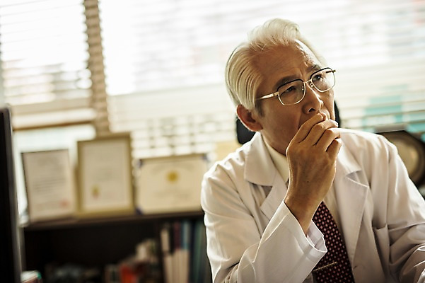 포토 JPG 노년 남자 실내 한명 들기 앉기 상반신 앞모습 아웃포커스 한의학 한국인 의사가운 60대 냄새 한의원 한의사 진료실 청심환 노인남자한명만 국내포토 1 뷰포인트 의학 모션 촬영기법 병원 사람 동양인 성인 내부 진료 의사 가운 환 남자한명만 노인남자만 파일형식