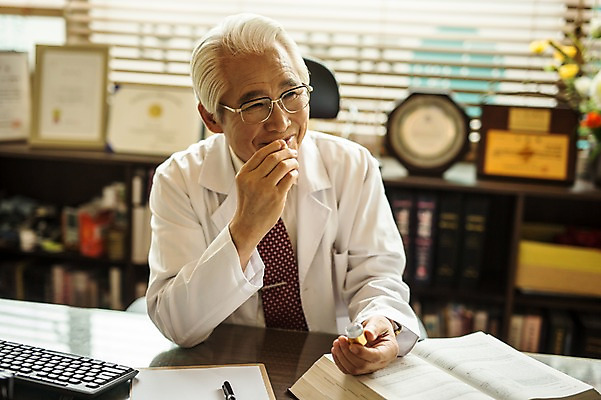 포토 JPG 노년 남자 실내 한명 미소 들기 앉기 상반신 앞모습 아웃포커스 한의학 한국인 의사가운 60대 책상 냄새 한의원 한의사 진료실 청심환 노인남자한명만 국내포토 1 뷰포인트 가구 의학 모션 촬영기법 표정 병원 사람 동양인 성인 내부 진료 의사 가운 환 남자한명만 노인남자만 파일형식