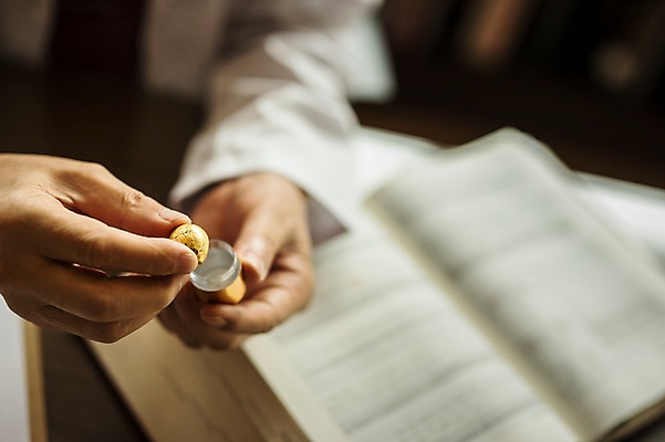 포토 JPG 손 노년 남자 실내 한명 들기 앉기 상반신 앞모습 아웃포커스 신체부위 한의학 한국인 60대 한의원 한의사 진료실 청심환 노인남자한명만 국내포토 1 뷰포인트 의학 모션 촬영기법 병원 사람 동양인 성인 내부 진료 의사 환 남자한명만 노인남자만 파일형식