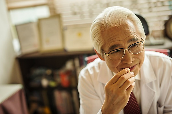 포토 JPG 노년 남자 실내 한명 미소 들기 앉기 상반신 앞모습 한의학 한국인 의사가운 60대 한의원 한의사 진료실 청심환 노인남자한명만 국내포토 1 뷰포인트 의학 모션 표정 병원 사람 동양인 성인 내부 진료 의사 가운 환 남자한명만 노인남자만 파일형식