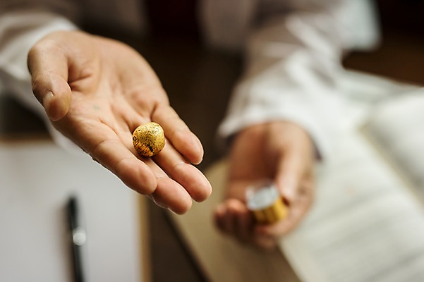 포토 JPG 손 노년 남자 실내 한명 들기 아웃포커스 신체부위 한의학 한국인 60대 한의원 한의사 진료실 청심환 노인남자한명만 국내포토 1 의학 모션 촬영기법 병원 사람 동양인 성인 내부 진료 의사 환 남자한명만 노인남자만 파일형식