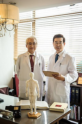 포토 JPG 노년 남자 중년 50대 창문 인체모형 실내 대화 서기 미소 들기 상반신 두명 앞모습 한의학 한국인 의사가운 블라인드 60대 책상 한의원 한의사 서류판 진료실 남자만 성인만 국내포토 뷰포인트 가구 의학 모션 표정 병원 말하기 사람 동양인 성인 내부 모형 사무용품 진료 의사 가운 커튼 파일형식