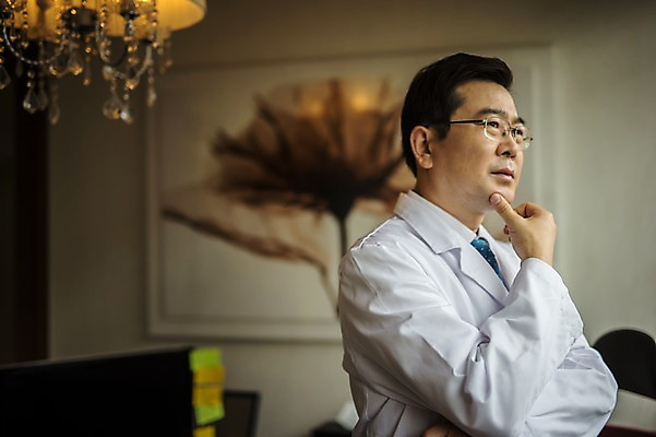 포토 JPG 응시 남자 중년 50대 생각 실내 한명 서기 상반신 옆모습 한의학 한국인 의사가운 창가 한의원 한의사 진료실 중년남자한명만 국내포토 1 시선 뷰포인트 창문 의학 모션 병원 사람 동양인 성인 내부 진료 의사 가운 남자한명만 중년남자만 파일형식