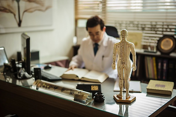 포토 JPG 남자 중년 50대 인체모형 실내 한명 앉기 상반신 앞모습 아웃포커스 책 한의학 한국인 의사가운 읽기 책상 한의원 한의사 진료실 중년남자한명만 국내포토 1 뷰포인트 가구 의학 모션 촬영기법 병원 사람 동양인 성인 내부 모형 진료 의사 가운 남자한명만 중년남자만 파일형식