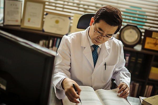 포토 JPG 남자 중년 50대 창문 실내 한명 앉기 상반신 앞모습 책 한의학 한국인 의사가운 블라인드 읽기 책상 한의원 한의사 진료실 중년남자한명만 국내포토 1 뷰포인트 가구 의학 모션 병원 사람 동양인 성인 내부 진료 의사 가운 커튼 남자한명만 중년남자만 파일형식