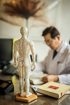 포토 JPG 남자 중년 50대 인체모형 실내 한명 앉기 상반신 옆모습 아웃포커스 책 한의학 한국인 의사가운 읽기 책상 한의원 한의사 진료실 중년남자한명만 국내포토 1 뷰포인트 가구 의학 모션 촬영기법 병원 사람 동양인 성인 내부 모형 진료 의사 가운 남자한명만 중년남자만 파일형식