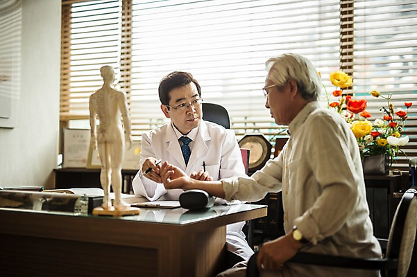 포토 JPG 노년 남자 중년 50대 인체모형 실내 앉기 상반신 두명 앞모습 옆모습 진료 한의학 한국인 환자 의사가운 60대 한의원 한의사 맥박측정 진료실 진맥 남자만 성인만 국내포토 뷰포인트 의학 모션 병원 사람 동양인 성인 내부 모형 의사 가운 측정 파일형식