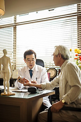 포토 JPG 노년 남자 중년 50대 인체모형 실내 앉기 상반신 두명 앞모습 옆모습 진료 한의학 한국인 환자 의사가운 60대 한의원 한의사 맥박측정 진료실 진맥 남자만 성인만 국내포토 뷰포인트 의학 모션 병원 사람 동양인 성인 내부 모형 의사 가운 측정 파일형식