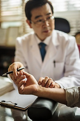 포토 JPG 노년 남자 중년 50대 실내 앉기 상반신 두명 앞모습 진료 한의학 한국인 환자 의사가운 60대 한의원 한의사 맥박측정 진료실 진맥 남자만 성인만 국내포토 뷰포인트 의학 모션 병원 사람 동양인 성인 내부 의사 가운 측정 파일형식