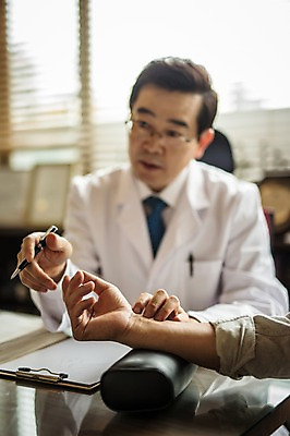 포토 JPG 노년 남자 중년 50대 실내 앉기 상반신 두명 앞모습 진료 한의학 한국인 환자 의사가운 60대 한의원 한의사 맥박측정 진료실 진맥 남자만 성인만 국내포토 뷰포인트 의학 모션 병원 사람 동양인 성인 내부 의사 가운 측정 파일형식