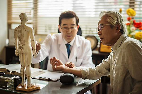 포토 JPG 노년 남자 중년 50대 인체모형 실내 앉기 상반신 두명 앞모습 옆모습 진료 한의학 한국인 환자 의사가운 60대 한의원 한의사 맥박측정 심각 진료실 진맥 남자만 성인만 국내포토 뷰포인트 컨셉 의학 모션 병원 사람 동양인 성인 내부 모형 의사 가운 측정 파일형식