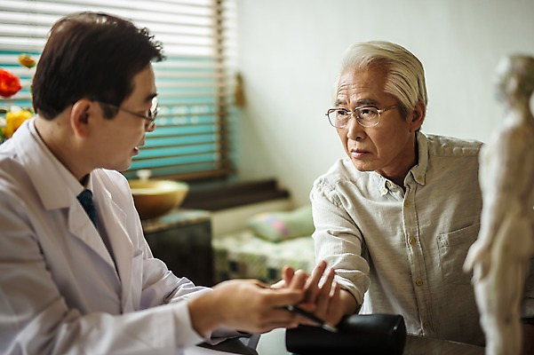 포토 JPG 노년 남자 중년 50대 실내 앉기 상반신 두명 앞모습 옆모습 진료 한의학 한국인 환자 의사가운 60대 한의원 한의사 맥박측정 심각 진료실 진맥 남자만 성인만 국내포토 뷰포인트 컨셉 의학 모션 병원 사람 동양인 성인 내부 의사 가운 측정 파일형식