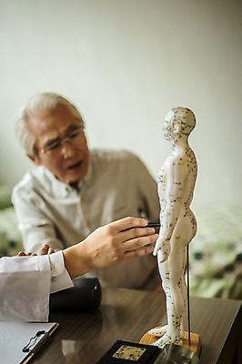 포토 JPG 노년 남자 중년 50대 인체모형 실내 설명 앉기 상반신 두명 앞모습 진료 한의학 한국인 환자 60대 한의원 한의사 진료실 남자만 성인만 국내포토 뷰포인트 의학 모션 병원 사람 동양인 성인 내부 모형 의사 파일형식