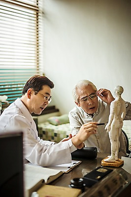 포토 JPG 노년 남자 중년 50대 인체모형 실내 설명 앉기 상반신 두명 앞모습 진료 한의학 한국인 환자 의사가운 60대 한의원 한의사 진료실 남자만 성인만 국내포토 뷰포인트 의학 모션 병원 사람 동양인 성인 내부 모형 의사 가운 파일형식