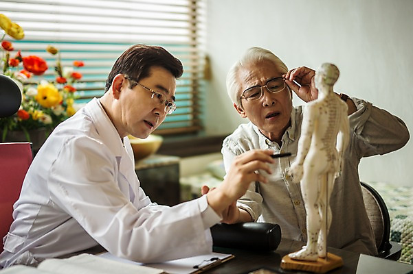 포토 JPG 노년 남자 중년 50대 인체모형 실내 설명 앉기 상반신 두명 앞모습 진료 한의학 한국인 환자 의사가운 60대 한의원 한의사 진료실 남자만 성인만 국내포토 뷰포인트 의학 모션 병원 사람 동양인 성인 내부 모형 의사 가운 파일형식