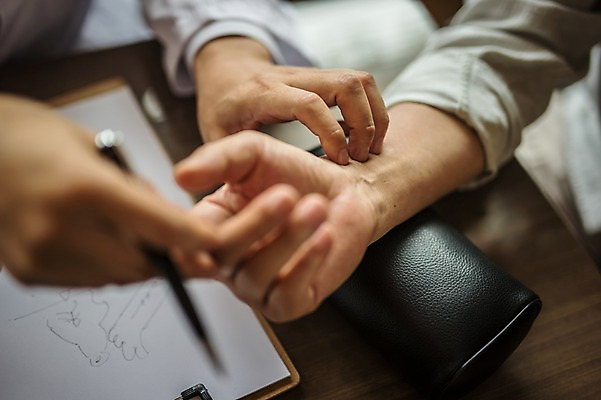 포토 JPG 손 노년 남자 중년 50대 실내 앉기 상반신 두명 신체부위 진료 한의학 한국인 환자 60대 한의원 한의사 맥박측정 진료실 진맥 성인만 국내포토 의학 모션 병원 사람 동양인 성인 내부 의사 측정 파일형식