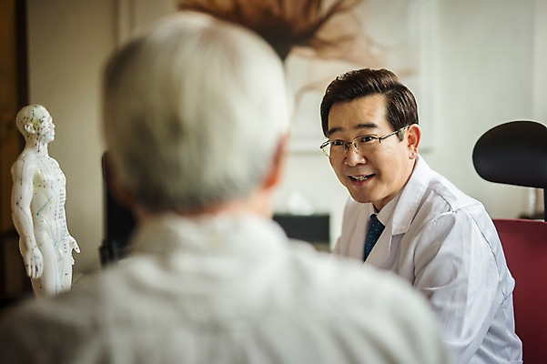 포토 노년 뷰포인트 중년 의학 모션 병원 말하기 사람 동양인 성인 내부 진료 의사 가운 파일형식 JPG 한의학 한의원 앉기 대화 환자 뒷모습 남자만 두명 50대 60대 진료실 실내 한국인 한의사 남자 앞모습 상반신 의사가운 성인만 국내포토