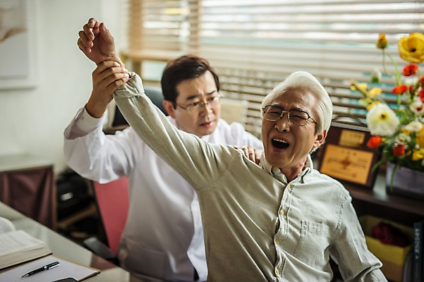포토 JPG 노년 남자 중년 50대 실내 앉기 상반신 두명 앞모습 손들기 진료 고통 한의학 한국인 환자 의사가운 60대 한의원 한의사 어깨통증 진료실 남자만 성인만 국내포토 감정 뷰포인트 의학 모션 병원 사람 동양인 성인 내부 의사 가운 질병 파일형식