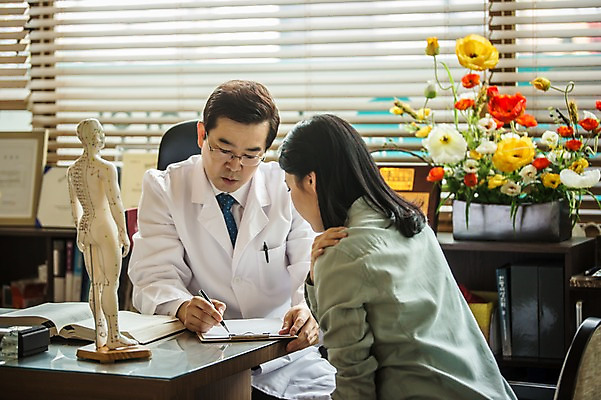 포토 JPG 여자 남자 중년 50대 창문 인체모형 실내 설명 앉기 상반신 성인 두명 앞모습 옆모습 30대 진료 한의학 한국인 환자 의사가운 블라인드 책상 한의원 한의사 진료실 성인만 국내포토 뷰포인트 가구 의학 모션 병원 사람 동양인 내부 장년 모형 의사 가운 커튼 파일형식