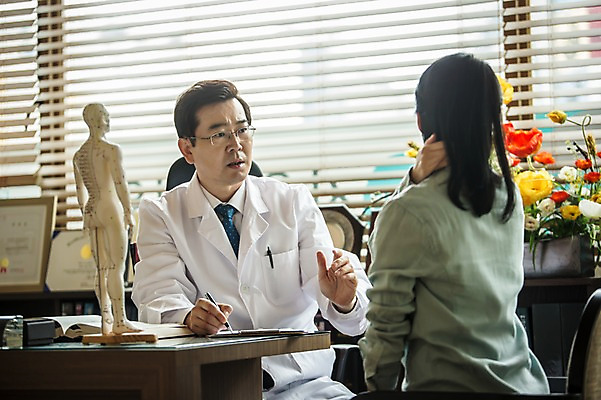포토 JPG 여자 남자 중년 50대 창문 인체모형 실내 설명 앉기 상반신 성인 두명 앞모습 옆모습 30대 진료 한의학 한국인 환자 의사가운 블라인드 책상 한의원 한의사 진료실 성인만 국내포토 뷰포인트 가구 의학 모션 병원 사람 동양인 내부 장년 모형 의사 가운 커튼 파일형식 옷 생활용품 인종 의료진 직업 오브젝트
