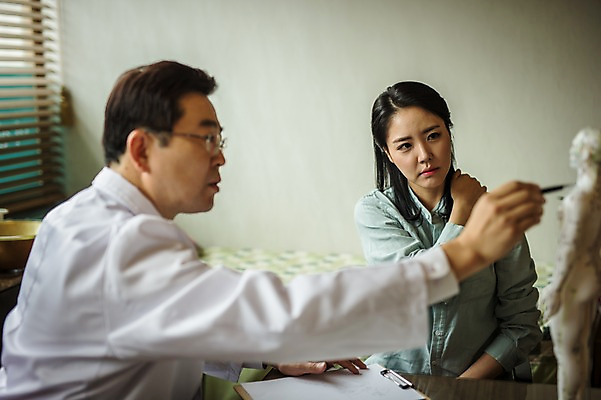 포토 JPG 여자 남자 중년 50대 인체모형 실내 설명 앉기 상반신 성인 두명 앞모습 옆모습 30대 진료 한의학 한국인 환자 의사가운 한의원 한의사 진료실 성인만 국내포토 뷰포인트 의학 모션 병원 사람 동양인 내부 장년 모형 의사 가운 파일형식