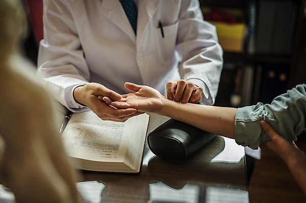 포토 뷰포인트 중년 의학 모션 병원 사람 동양인 성인 내부 장년 진료 의사 측정 파일형식 앞모습 JPG 한의학 한의원 앉기 50대 30대 두명 진료실 실내 한국인 한의사 남자 여자 맥박측정 진맥 성인만 국내포토