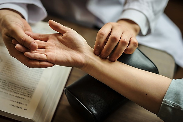 포토 JPG 여자 남자 중년 50대 실내 앉기 성인 두명 신체부위 30대 진료 한의학 한국인 한의원 팔 한의사 맥박측정 진료실 진맥 성인만 국내포토 의학 모션 병원 사람 동양인 내부 장년 의사 측정 파일형식