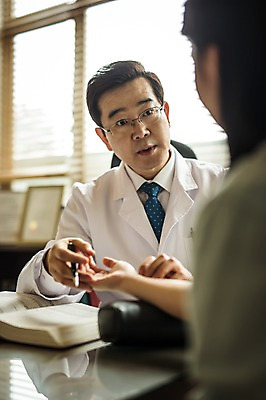 포토 JPG 여자 남자 중년 50대 실내 앉기 상반신 성인 두명 앞모습 뒷모습 30대 진료 한의학 한국인 한의원 한의사 맥박측정 진료실 진맥 성인만 국내포토 뷰포인트 의학 모션 병원 사람 동양인 내부 장년 의사 측정 파일형식