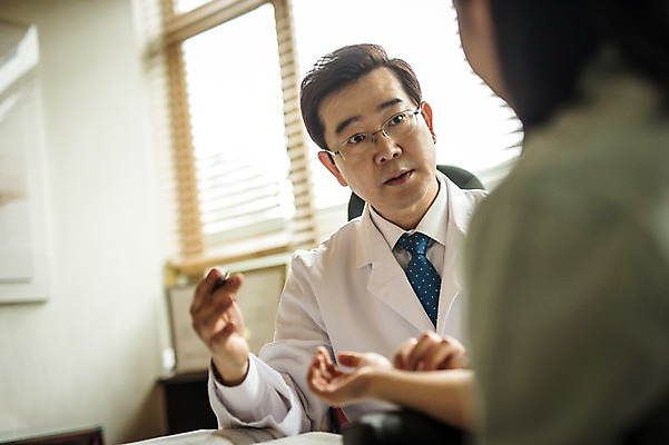 포토 JPG 여자 남자 중년 50대 실내 앉기 상반신 성인 두명 앞모습 뒷모습 30대 진료 한의학 한국인 한의원 한의사 맥박측정 진료실 진맥 성인만 국내포토 뷰포인트 의학 모션 병원 사람 동양인 내부 장년 의사 측정 파일형식